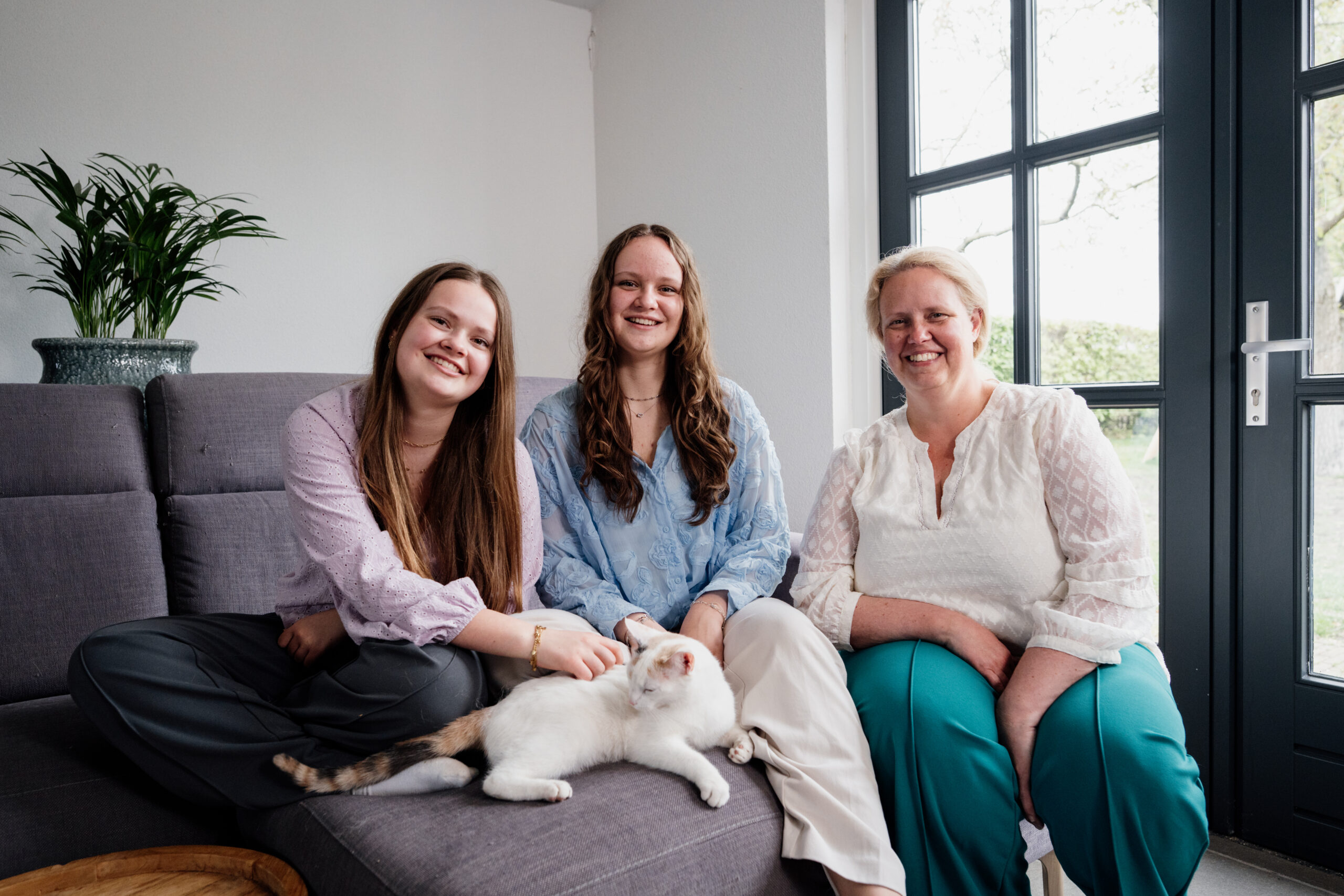Dochters Alissa en Ilana, en hubhome pleegouder Annemarie