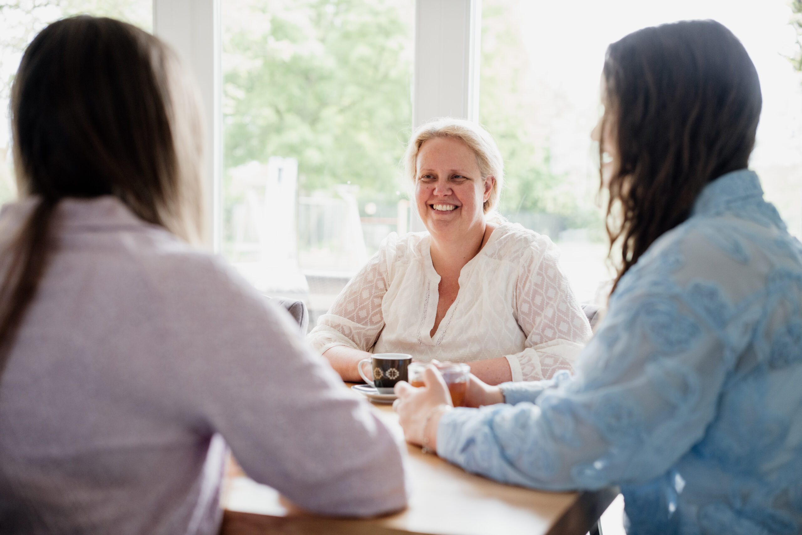 Hubhome pleegouder Annemarie met haar dochters Alissa en Ilana